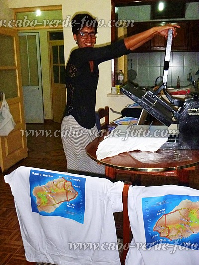 So Vicente : Bela Vista : stamping t-shirts : People WorkCabo Verde Foto Gallery