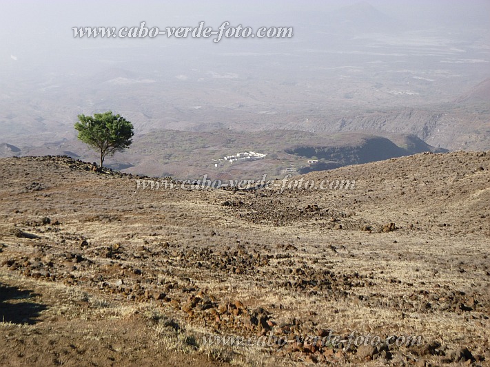Santo Anto : Mesa : Mesa in the haze : Landscape DesertCabo Verde Foto Gallery