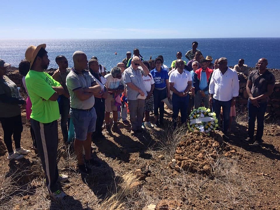 Santo Anto : Canjana Praia Formosa : Colocao de uma coroa de flores em honra daqueles que morreram na catstrofe da fome de 1947 : History siteCabo Verde Foto Gallery