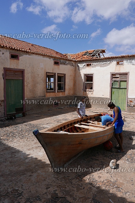 So Nicolau : Carrical : Construo do bote na antiga fbrica de peixe : People WorkCabo Verde Foto Gallery