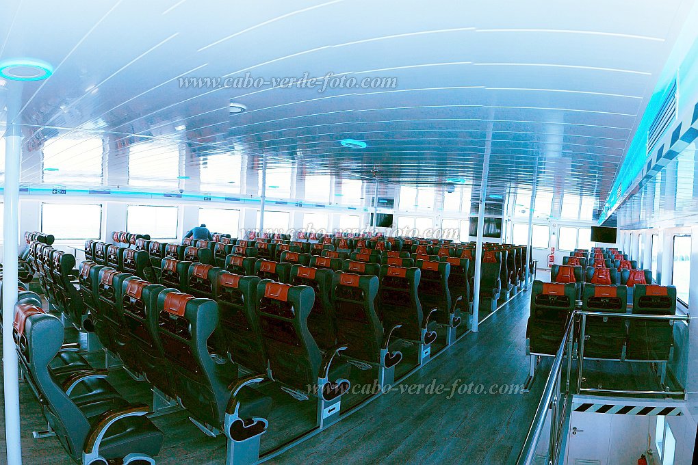Santo Antão : Porto Novo : Nôs ferry Mar de Canal Salão de passageiros : Technology TransportCabo Verde Foto Gallery