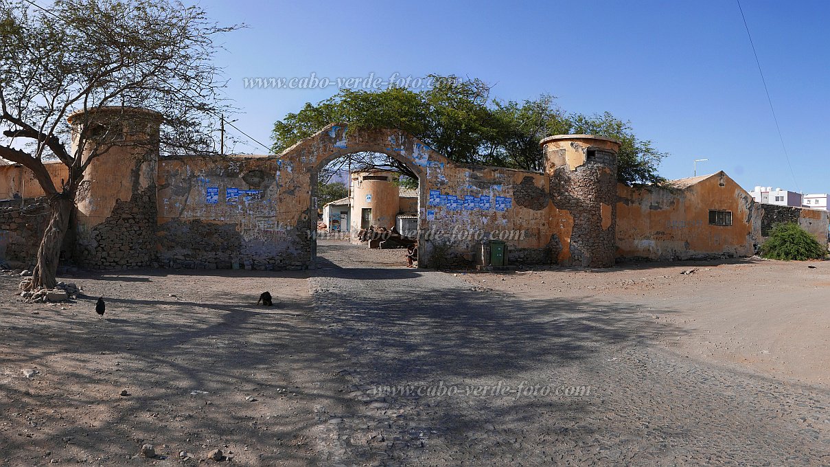 Santo Antão : Porto Novo : Portuguese Colonial Army Barracks : History siteCabo Verde Foto Gallery