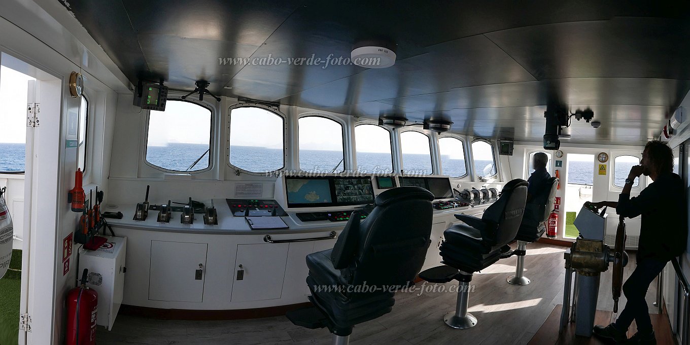 Santo Antão : Porto Novo : Nôs ferry Mar de Canal  Ponte de comando : Technology TransportCabo Verde Foto Gallery