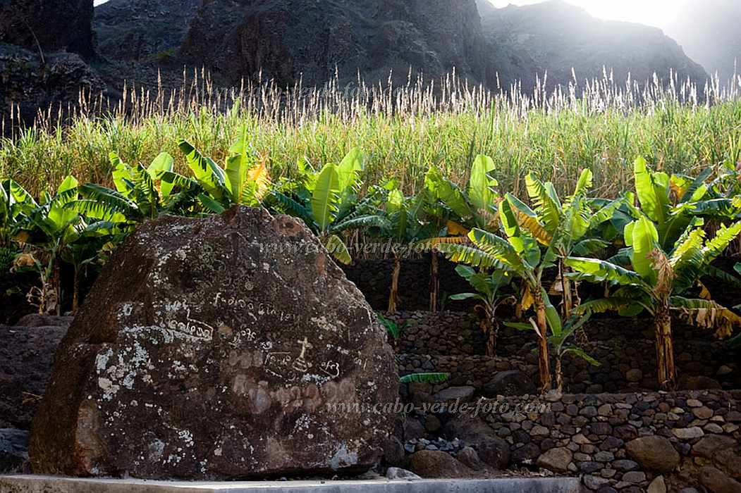 Santo Anto : R de Penede  : rocha escrevida : ArtCabo Verde Foto Gallery