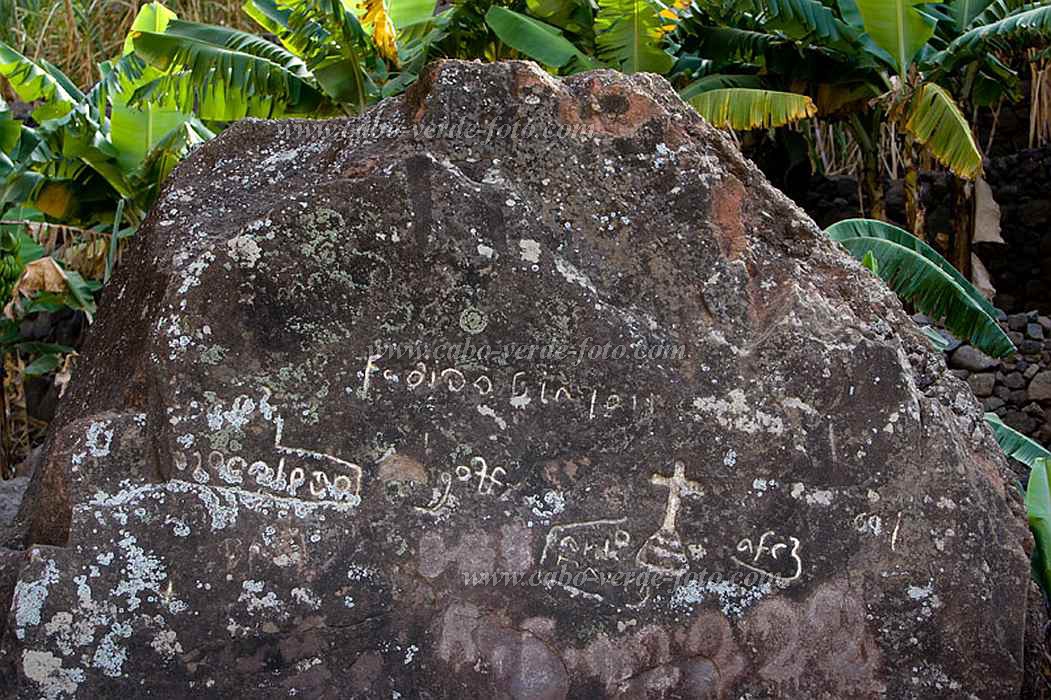 Santo Anto : R de Penede  : writing on bolder : History artifactCabo Verde Foto Gallery