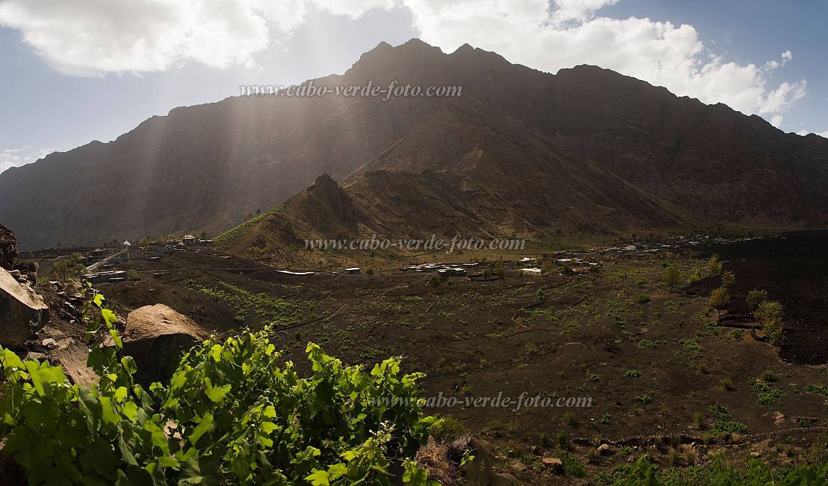 Insel: Fogo  Wanderweg:  Ort: Ch das Chaldeiras Motiv: Panorama Motivgruppe: Landscape Mountain © Florian Drmer www.Cabo-Verde-Foto.com