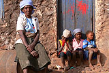 Insel: Santiago  Wanderweg:  Ort: Fundo di Monti Motiv: Kinder und Grossmutter Motivgruppe: People Elderly © Pitt Reitmaier www.Cabo-Verde-Foto.com