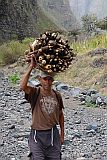 Santo Antão : Rª de Neve : campones caregando lenha : People Work
Cabo Verde Foto Galeria