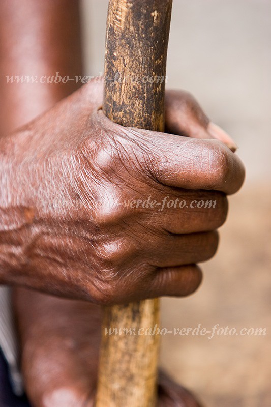 Insel: Santiago  Wanderweg:  Ort: So Miguel Motiv: Hand mit Stock Motivgruppe: People Elderly © Florian Drmer www.Cabo-Verde-Foto.com