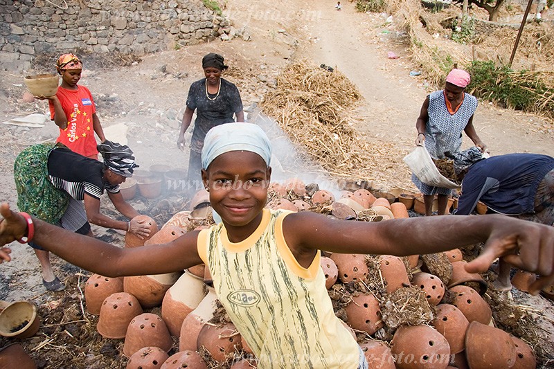 Santiago : Assomada : pottery : People ChildrenCabo Verde Foto Gallery