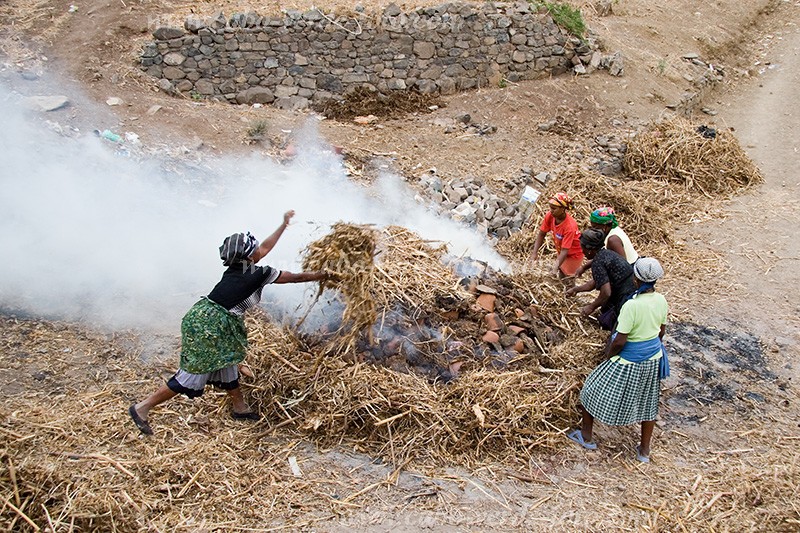 Santiago : Assomada : pottery : People WorkCabo Verde Foto Gallery