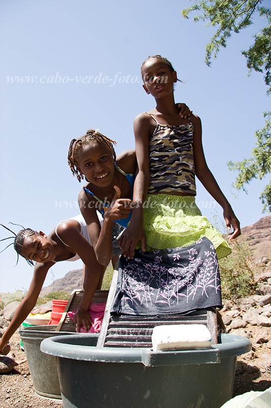 So Nicolau : Tarrafal : washing : People WorkCabo Verde Foto Gallery