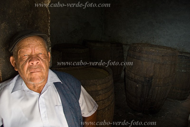 Insel: So Nicolau  Wanderweg:  Ort: Vila Ribeira Brava Motiv: Rum Brennerei Motivgruppe: People Work © Florian Drmer www.Cabo-Verde-Foto.com