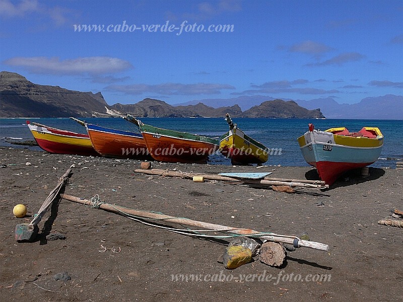 Insel: So Vicente  Wanderweg:  Ort: Mindelo Salamansa Porto Hafen Motiv: Boote am Strand Motivgruppe: Landscape Sea © Pitt Reitmaier www.Cabo-Verde-Foto.com