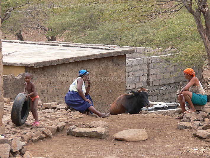 Santiago : Santa Ana : a chat for three : People RecreationCabo Verde Foto Gallery