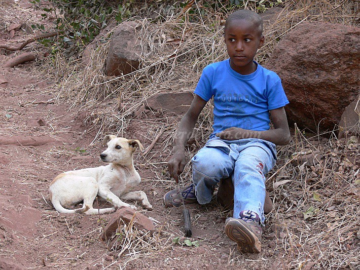 Insel: Santiago  Wanderweg:  Ort: Gazela Rui Vaz Motiv: Junge mit Hund Motivgruppe: People Children © Pitt Reitmaier www.Cabo-Verde-Foto.com