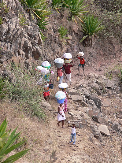 Santiago : Fonte Riba Rui Vaz : washing : People WorkCabo Verde Foto Gallery