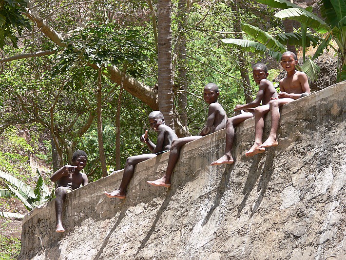 Santiago : Tabugal : children swimming : People ChildrenCabo Verde Foto Gallery