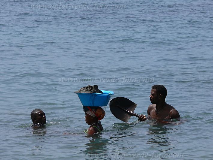 Santiago : Porto de Fazenda : apanha de areia no mar : People WorkCabo Verde Foto Gallery