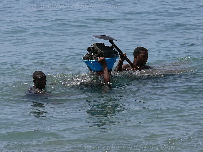 Santiago : Porto de Fazenda : apanha de areia no mar : People WorkCabo Verde Foto Gallery