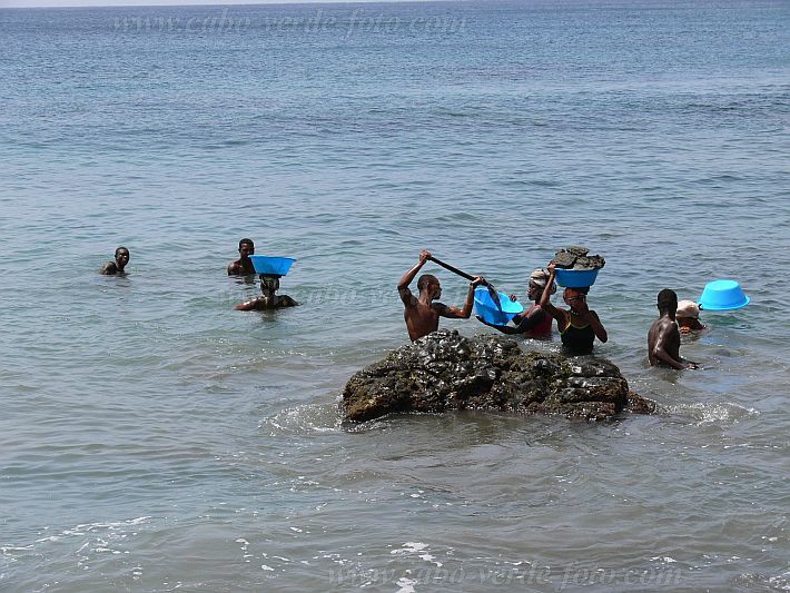 Santiago : Porto de Fazenda : apanha de areia no mar : People WorkCabo Verde Foto Gallery