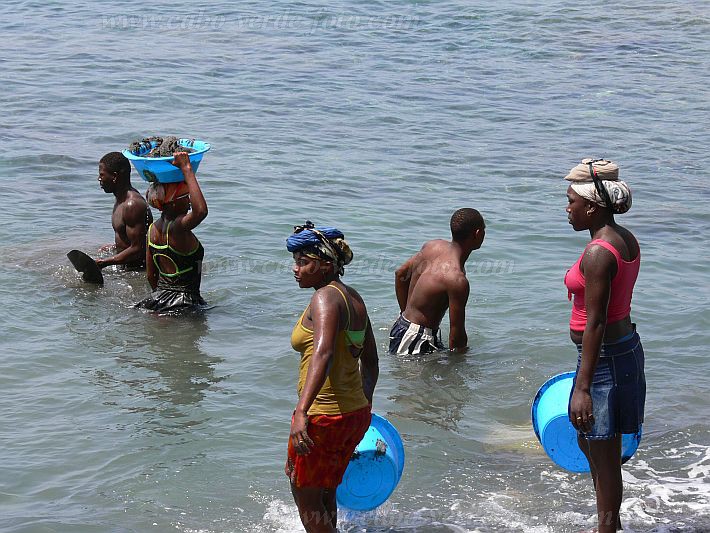 Santiago : Porto de Fazenda : apanha de areia no mar : People WorkCabo Verde Foto Gallery