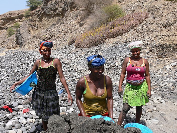 Santiago : Porto de Fazenda : apanha de areia no mar : People WorkCabo Verde Foto Gallery