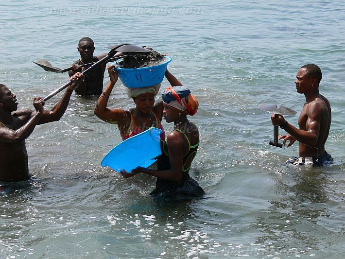 Santiago : Porto de Fazenda : apanha de areia no mar : People WorkCabo Verde Foto Gallery