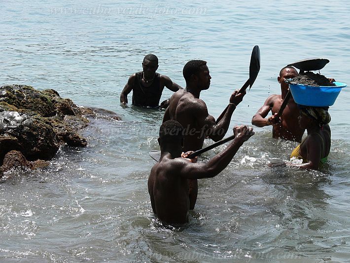 Santiago : Porto de Fazenda : apanha de areia no mar : People WorkCabo Verde Foto Gallery