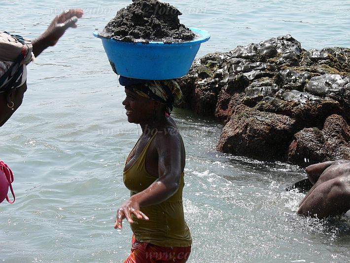 Santiago : Porto de Fazenda : apanha de areia no mar : People WorkCabo Verde Foto Gallery