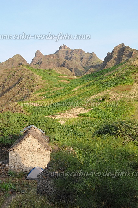 Insel: Santo Anto  Wanderweg:  Ort: Tabuleirinho da Tabuga Motiv: Zelt Haus Ruine Motivgruppe: Landscape Agriculture © Pitt Reitmaier www.Cabo-Verde-Foto.com