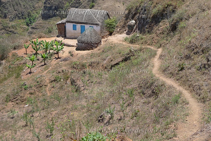 Santo Anto : Santa Isabel : house on ridge : Landscape MountainCabo Verde Foto Gallery