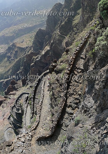 Santo Anto : Bordeira de Norte : serpentine mountain trail : Landscape MountainCabo Verde Foto Gallery