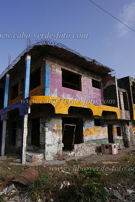 Santiago : Tarrafal : Ruína de edifício novo em perigo de colapso : Technology ArchitectureCabo Verde Foto Gallery