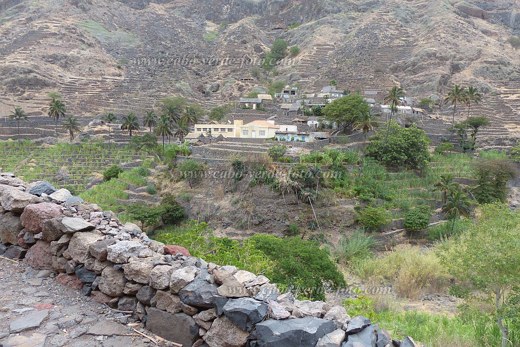 Santo Antão : Ribeira Alta Cha de Baixo : escola de Cha de Paulo : Landscape MountainCabo Verde Foto Gallery