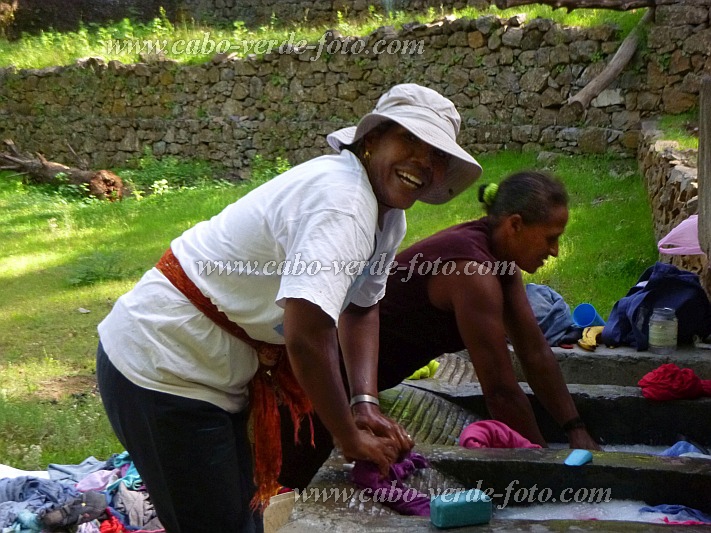Santo Anto : Pero Dias : lavando roupa : LandscapeCabo Verde Foto Gallery