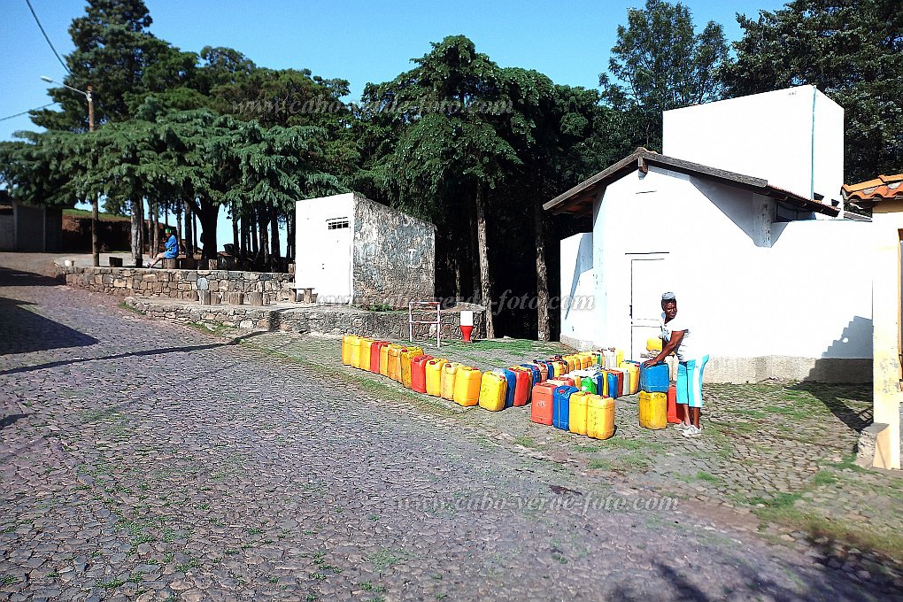 Santo Antão : Pico da Cruz Cova do Engenheiro : water distribution point during rainy season : People WorkCabo Verde Foto Gallery