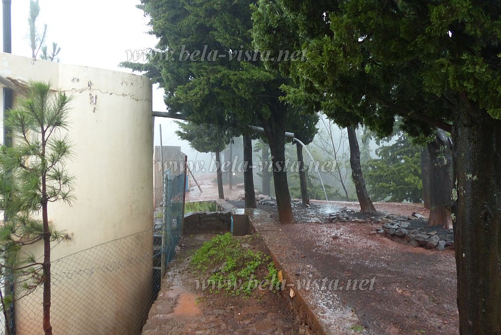 Santo Antão : Pico da Cruz Lombo Vermelho : Rain watertank overflow : Technology AgricultureCabo Verde Foto Gallery