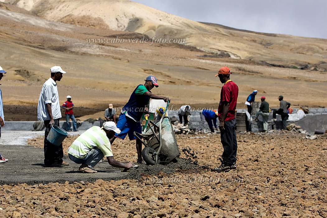 Santo Anto : Norte - Bolona : building site : People WorkCabo Verde Foto Gallery